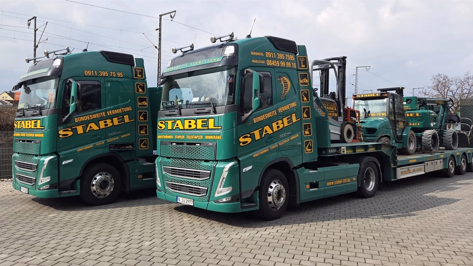 Steiger und Stapler Auslieferung mit STABEL LKWs in Stuttgart